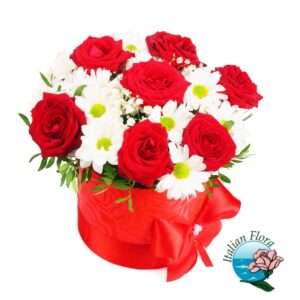 bouquet di fiori bianchi e rossi in vaso