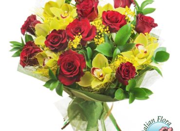 Mazzo di rose rosse con mimosa