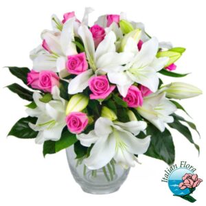 Bouquet di lilium bianchi e roselline rosa