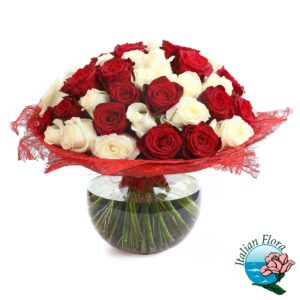Bouquet di rose rosse e bianche in vaso