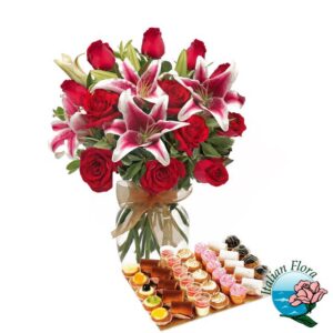 Bouquet rosso con vassoio di pasticcini