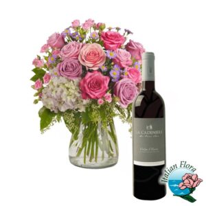Bouquet con bottiglia di vino rosso