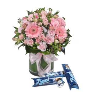 Bouquet di fiori rosa con Baci Perugina