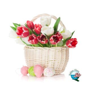 Cestino di tulipani colorati con decorazioni pasquali