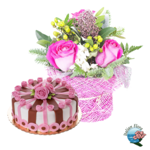 Bouquet di rose rosa e fiori bianchi con torta moderna