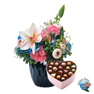 Bouquet di fiori rosa con scatola di cioccolatini
