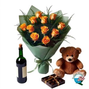 Mazzo di rose arancio con cioccolatini bottiglia di vino rosso e orsetto