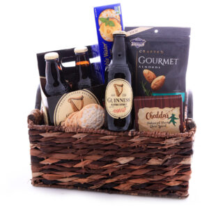 Assortimento di birra scura e snack salati