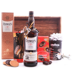 Cesto di dolciumi e caffè con whisky Dewars